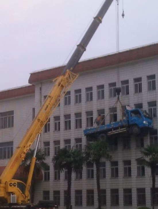 Những người lao động làm việc trong điều kiện nguy hiểm mà không có đồ bảo hộ không còn là hình ảnh hiếm thấy nữa.