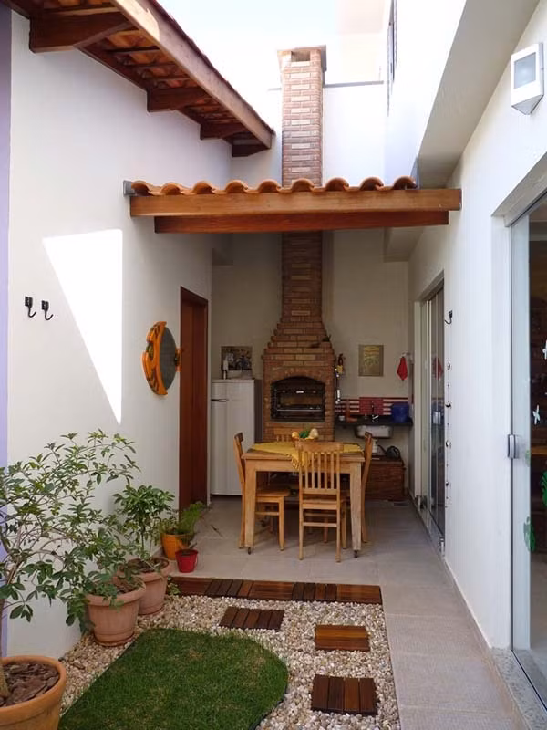 Ô cỏ xanh nho nhỏ chính là điểm nhấn của mảnh sân vườn hẹp này.