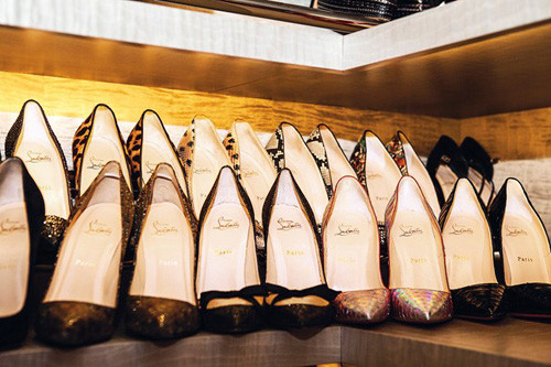 Nữ siêu mẫu trưng bày cả bộ sưu tập giày thương hiệu Louboutin của cô trong dinh thự.