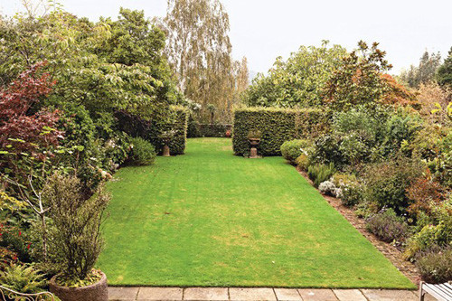 Khu vườn đẹp mắt trong biệt thự sang trọng của Kate.