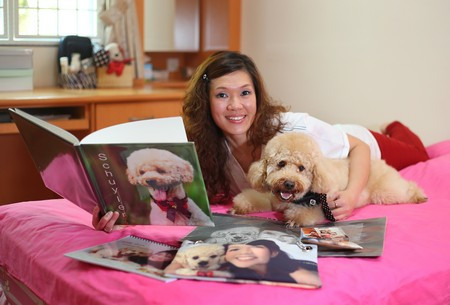 Trước đó, hồi năm 2012, nữ triệu phú độc thân Melanie Lee đã dành hẳn 1.000 SGD (gần 17 triệu đồng) để tổ chức tiệc buffett với rất nhiều khách mời nhằm kỷ niệm sinh nhật 6 tuổi của cún cưng. Ngay khi đặt chân tới cửa, khách sẽ nhận được một quà tặng xinh xắn và thưởng thức nhiều món ngon cùng với 2 chiếc sinh nhật khổng lồ.