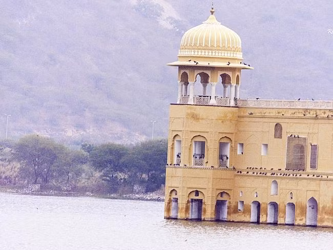 Bốn tầng dưới của cung điện nằm dưới nước tạo ra một cảnh tượng ám ảnh đáng kinh ngạc.