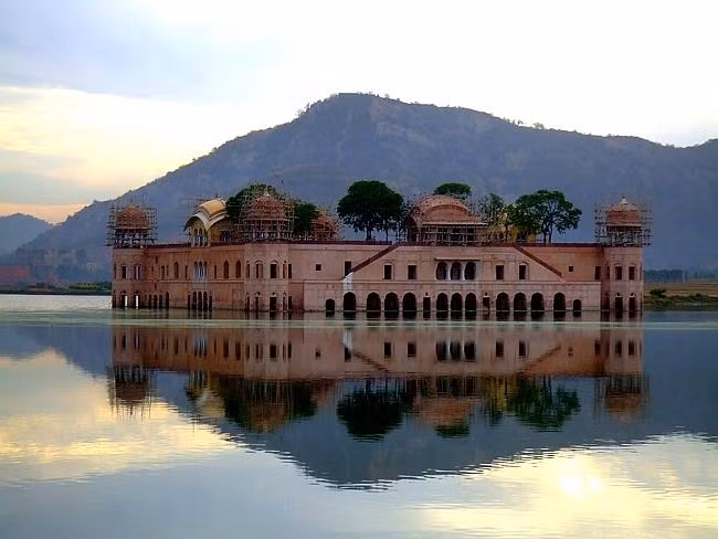 Cung điện Jal Mahal nằm ngâm dưới nước hồ Man Sagar suốt mấy trăm năm qua.