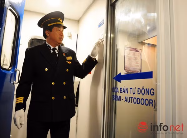 Tại toa giường nằm cao cấp (mỗi phòng 4 giường) được thiết kế cửa bán tự động lần đầu tiên trên một toa tàu của Việt Nam.