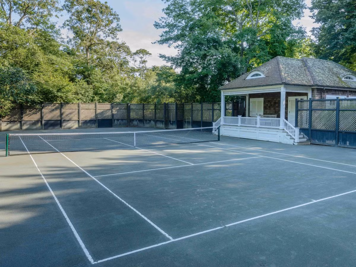 Thêm vào đó, khu bất động sản đắt đỏ cũng có một sân tennis.