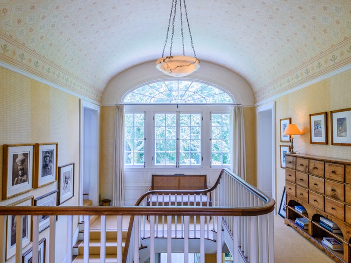 Trên tầng thứ ba, bạn sẽ tìm thấy một phòng tập thể dục với tầm nhìn ra quang cảnh biển.