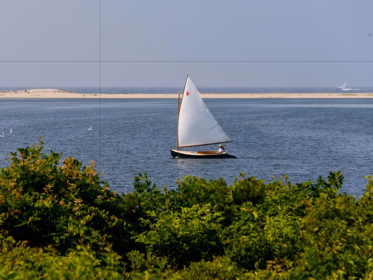 Đối những người yêu thích sông nước, việc chèo thuyền du ngoạn thực sự là thú vui không thể bỏ qua.