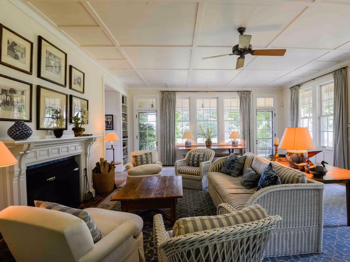 Ngôi nhà khách cũng có phòng khách riêng, nhà bếp và đường lái xe vào riêng.