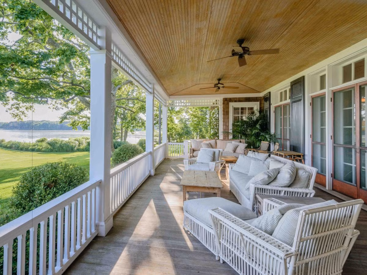 Còn điều gì tuyệt vời hơn việc dành một buổi chiều lười biếng nằm dài trên ghế ở mái hiên ngắm cảnh và thưởng thức đồ uống giải khát.