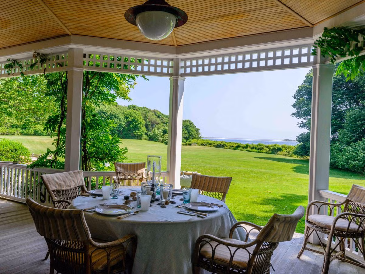 Cổng vòm rộng ở tầng trệt được bao quanh bởi cây xanh và có view đẹp nhìn ra biển.