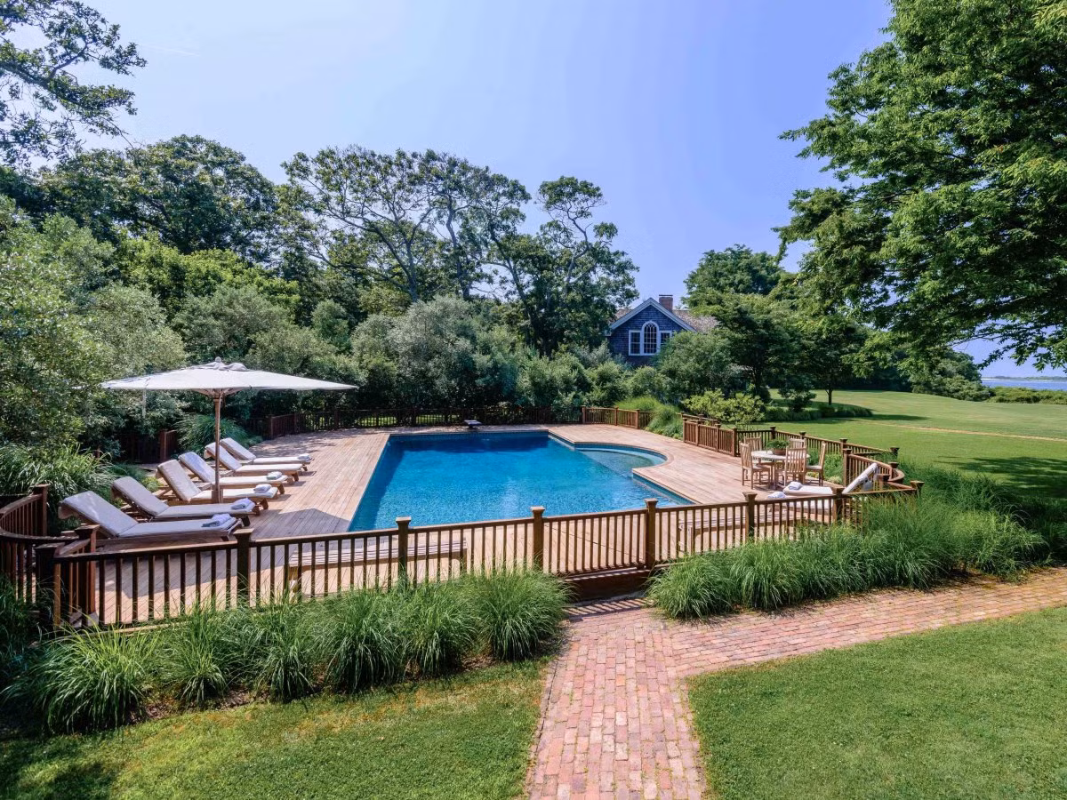 Hồ bơi dài 56 m với một bồn tắm nước nóng gắn là nơi lý tưởng tổ chức các bữa tiệc ngoài trời.