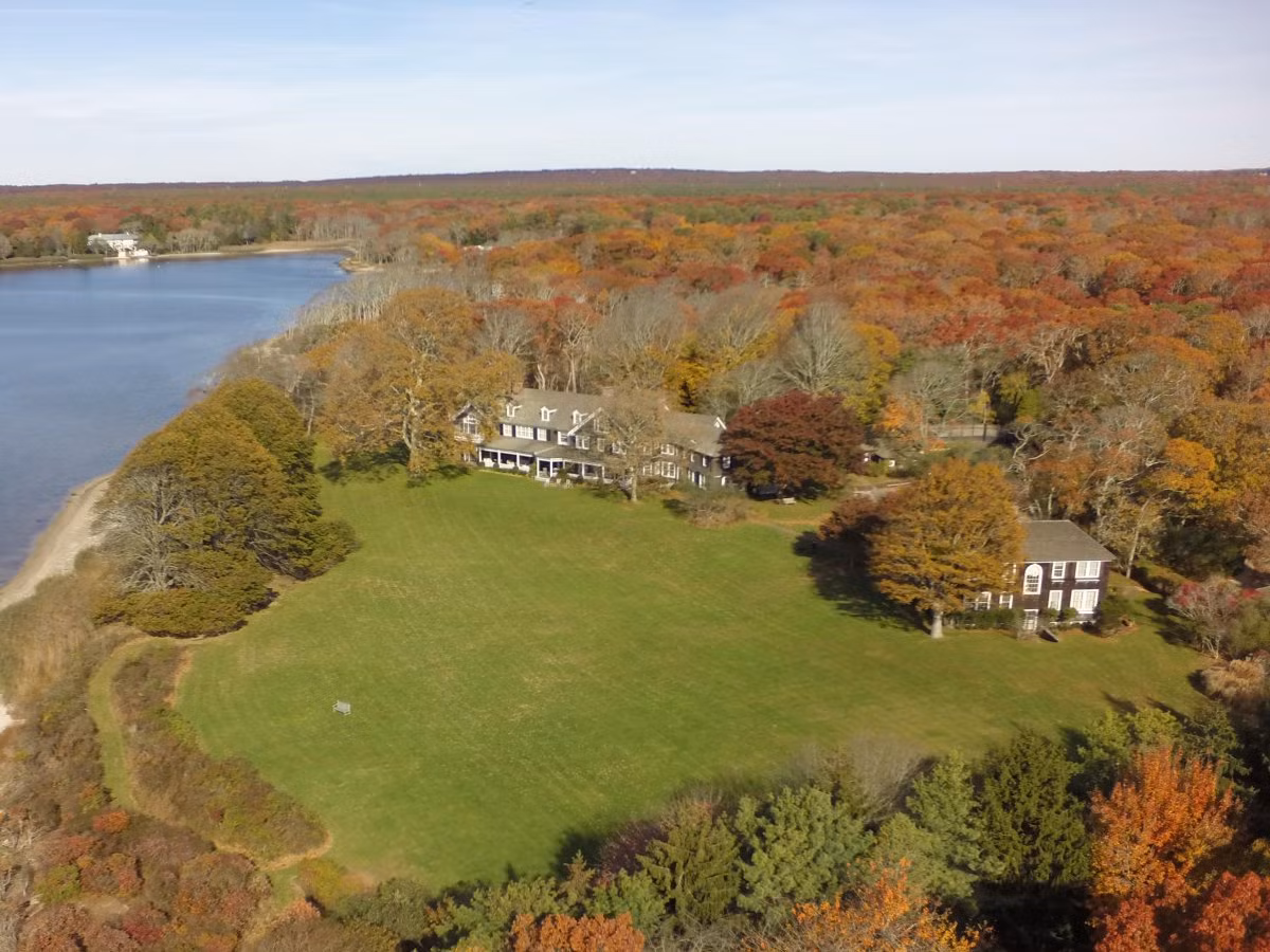  Ngôi nhà đắt nhất nước Mỹ này nằm trên một mảnh đất rộng lớn và có tầm nhìn tuyệt đẹp ra Đại Tây Dương. Nó được xây dựng vào năm 1931 và được trùng tu vào năm 1990 bởi kiến trúc sư nổi tiếng Peter Marino.