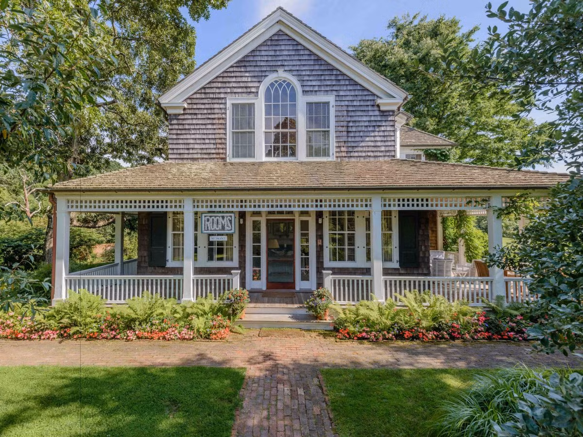 Bốn phòng ngủ còn lại được đặt tại nhà khách cũng khá rộng nằm gần đó.