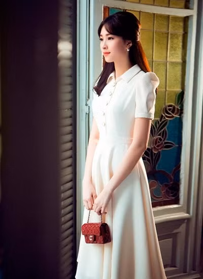 Cô sở hữu chiếc túi mini mang tên Chanel Classic Flap Bags, có giá 2.170 USD (tương đương 50 triệu đồng).