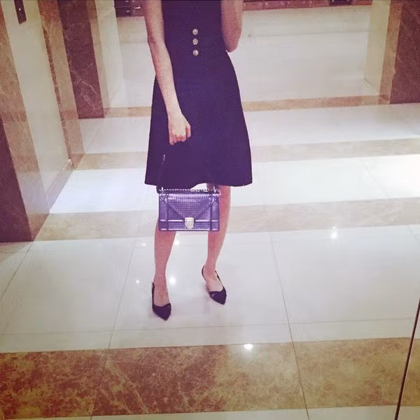 Hoa hậu có cả một bộ sưu tập túi xách hàng hiệu xa xỉ, trong đó có nhiều sản phẩm thời thượng nhất của các nhà mốt danh tiếng nhưng cô hiếm khi chia sẻ về giá trị. Trong hình là chiếc túi Dior của Hoa hậu có giá dao động từ 74-140 triệu đồng.