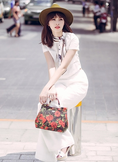 Túi Miss Sicily họa tiết hoa hồng của Dolce &amp; Gabbana, với giá trung bình khoảng 50 triệu đồng, cũng nằm trong bộ sưu tập túi xách của Hoa hậu Thu Thảo.