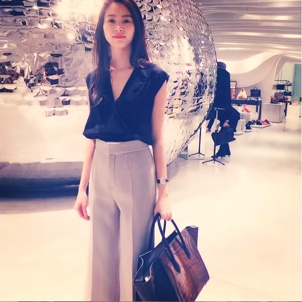 Celine Luggage cũng là một trong những thương hiệu yêu thích của Hoa hậu. Giá dao động của dòng sản phẩm này từ 1.500 USD tới 3.000 USD.