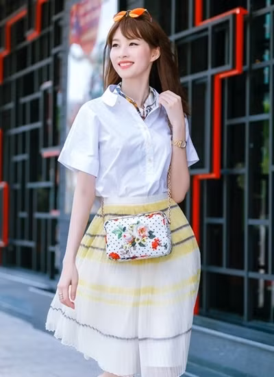 Chiếc túi họa tiết hoa hồng của Hoa hậu Thu Thảo nằm trong bộ sưu tập Xuân Hè 2015 của Dolce &amp; Gabbana, giá khoảng 20 triệu đồng.