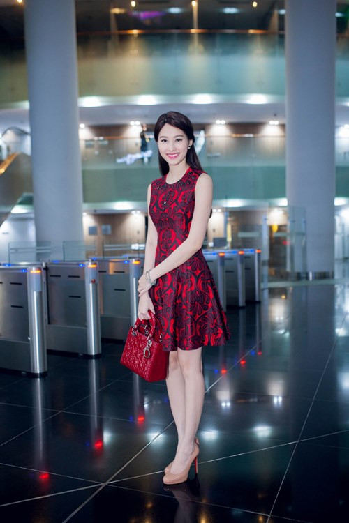 Hoa hậu Thu Thảo sử dụng túi xách Lady Dior Red Lambskin trị giá gần 100 triệu đồng trong một lần đi sự kiện.