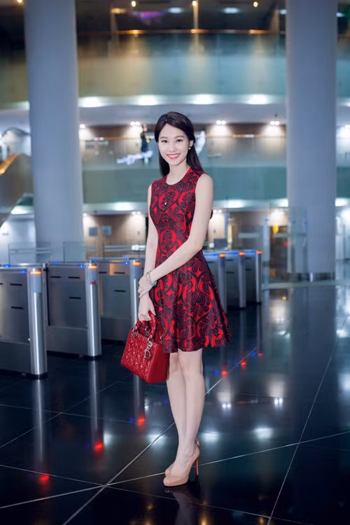 Hoa hậu Thu Thảo sử dụng túi xách Lady Dior Red Lambskin trị giá gần 100 triệu đồng trong một lần đi sự kiện.