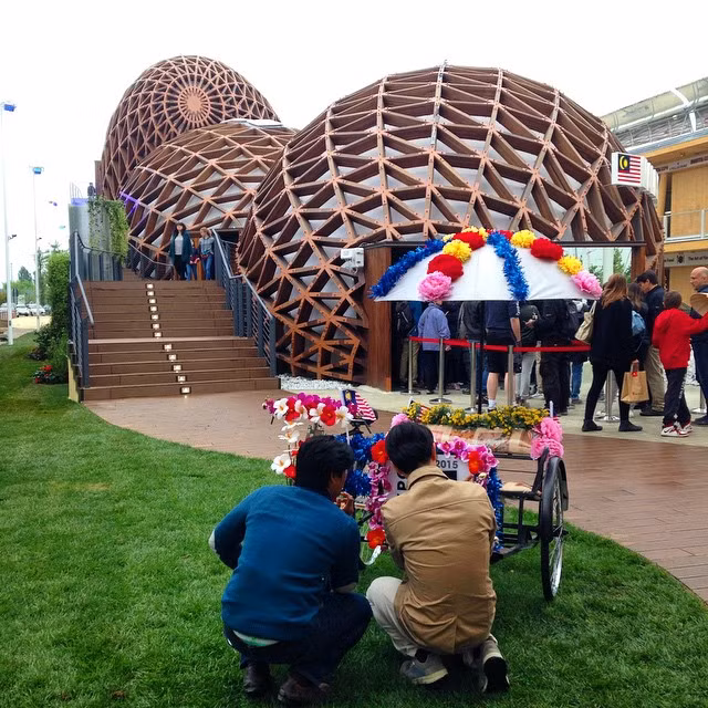 Nhà triển lãm của Malaysia tại Italy: Thiết kế bao gồm bốn hạt giống, mỗi hạt minh họa cho sự linh hoạt và năng động của quốc gia. Gian hàng của Malaysia được xây dựng với các vật liệu mới như gỗ ép và dựa trên quy trình nông nghiệp, từ hạt giống đến khi thành các món ăn.