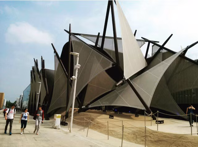 Gian hàng triển lãm của Kuiwat: Thiết kế bên ngoài của nó trông giống ngôi nhà trên sa mạc, nhưng bên trong có một máy chiếu 360 độ tái tạo cảnh quan của đất nước.