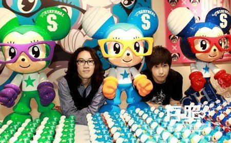 Nam ca sĩ A Tín đến từ nhóm nhạc May Day là một ông chủ trẻ hiếm có. Toàn bộ số tiền tích lũy được từ việc ca hát, A Tín dồn tất cho việc đầu tư chuỗi nhà hàng cà phê. Năm 2008, A Tín cùng bạn sáng lập nên thương hiệu thời trang Stay Real, ban đầu chỉ là một gian hàng ở Đài Bắc nhưng sau đó phát triển liên tiếp 6 cửa hàng ở Đài Loan, 4 ở Hồng Kông và 6 tại Trung Quốc đại lục, một ở Toykyo, Nhật Bản. Hiện tại, anh còn mở thêm 3 cửa hàng Stay Real Cafe. 20 gian hàng giúp A Tín bỏ túi khoảng 41,5 triệu NDT/năm (28 tỷ đồng).