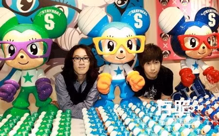 Nam ca sĩ A Tín đến từ nhóm nhạc May Day là một ông chủ trẻ hiếm có. Toàn bộ số tiền tích lũy được từ việc ca hát, A Tín dồn tất cho việc đầu tư chuỗi nhà hàng cà phê. Năm 2008, A Tín cùng bạn sáng lập nên thương hiệu thời trang Stay Real, ban đầu chỉ là một gian hàng ở Đài Bắc nhưng sau đó phát triển liên tiếp 6 cửa hàng ở Đài Loan, 4 ở Hồng Kông và 6 tại Trung Quốc đại lục, một ở Toykyo, Nhật Bản. Hiện tại, anh còn mở thêm 3 cửa hàng Stay Real Cafe. 20 gian hàng giúp A Tín bỏ túi khoảng 41,5 triệu NDT/năm (28 tỷ đồng).