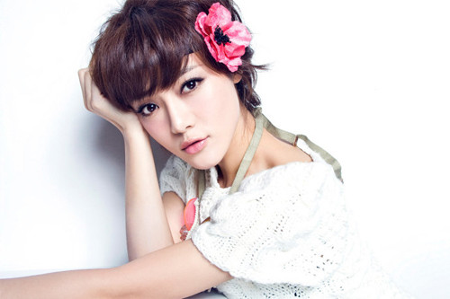 Nữ diễn viên Đặng Gia Giai dù không nổi tiếng với diễn xuất nhưng lại là một bà chủ "mát tay" của chuỗi nhà hàng lẩu mang tên Hi! Lẩu cay. Ước tính mỗi tháng ít nhất cửa hàng của cô thu về khoảng 1 triệu NDT (3,5 tỷ đồng).