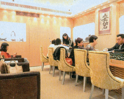 Nam diễn viên Trương Triệu Huy không chỉ hoạt động trong làng giải trí Hong Kong nhiều năm, việc kinh doanh thẩm mỹ viện cũng ăn nên làm ra. Theo một nguồn tin cho biết, nhân dịp kỷ niệm 18 năm kết hôn với vợ Quách Bích Nghiên, Trương Triệu Huy cùng bạn bè hùn vốn gần 100 triệu USD Hong Kong để kinh doanh đá quý. Cửa hàng đá quý "An Bích" của anh luôn thu hút rất nhiều khách hàng.