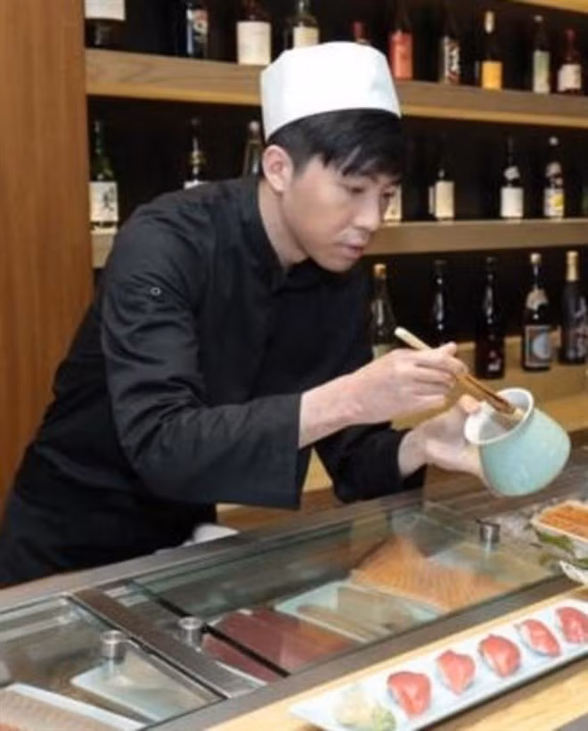 Du Hạo Minh từng là sao trẻ triển vọng của showbiz Hoa ngữ khi nhanh chóng được chú ý nhờ phim Cùng ngắm mưa sao băng. Năm 2010, Du Hạo Minh gặp tai nạn bỏng kinh hoàng trên phim trường. Sau đó, anh mở một cửa hàng ăn. Hàng ngày, Du Hạo Minh đảm nhận vai trò ông chủ kiêm đầu bếp phục vụ khách hàng.