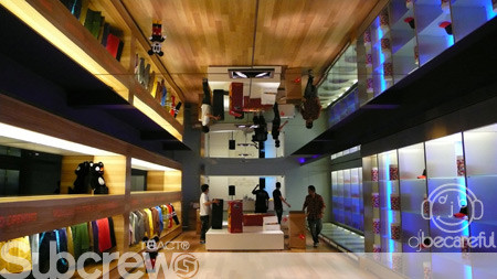 Nam diễn viên Trần Quán Hy khá thành công trong việc kinh doanh thời trang với cửa hàng Clot (chuyên cung cấp các thương hiệu nổi tiếng như Adidas, Nike, Levis...) cùng bạn thân Phan Thế Hanh từ năm 2004. Sau 10 năm kinh doanh, anh đã mở thêm nhiều cửa hàng chi nhánh ở khắp Thượng Hải, Hồng Kông, Đài Loan và Malaysia. Bên trong cửa hàng thời trang mang tên Juice của Trần Quán Hy tại Malaysia.