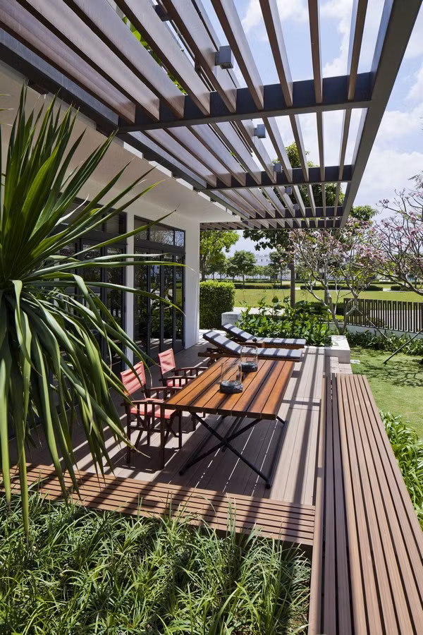 Các biệt thự trong khu Indochina Villas Saigon được thiết kế một cách hiện đại và phong cách để hòa hợp với với cảnh quan nhiệt đới xung quanh và một loạt những công trình tiện ích.