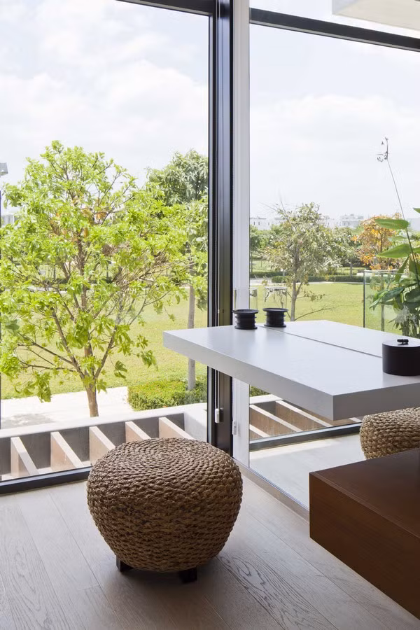 Khu ban công tầng hai có bàn ghế nhỏ để ngắm cảnh thư giãn.