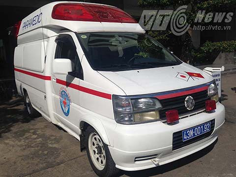 Ngoài ra, Bệnh viện Đa Khoa Đà Nẵng cũng chuẩn bị sẵn sàng xe cấp cứu chuyên dụng, hiện đại nhất miền Trung, mang nhãn hiệu Nissan, có BKS 43M-001.92... chờ nhận lệnh điều động đón ông Nguyễn Bá Thanh tại sân bay. Chiếc xe được trang bị giường nằm đệm chống xóc, các thiết bị đo điện tim, huyết áp, cấp oxy... và nhiều thiết bị y tế chuyên dụng khác.