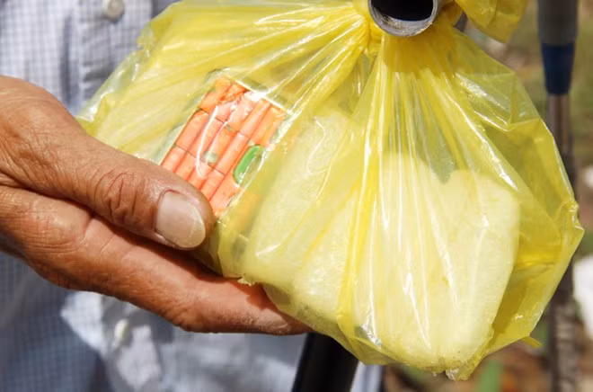 Chiếc điện thoại của người đàn ông dùng để phát ra tiếng chim gọi đàn.