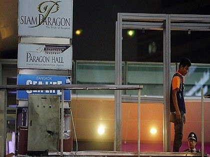Siam Paragon là một khu mua sắm hoành tráng với các gian hàng đa dạng chủng loại và nó được xem là thiên đường mua sắm tại Bangkok. Ảnh: Hiện trường vụ nổ bom bên ngoài trung tâm mua sắm Siam Paragon, thủ đô Bangkok.