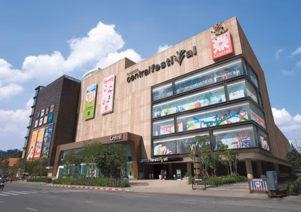 Vụ nổ bom ở Bangkok tối 17/8 không phải là sự kiện đánh bom trung tâm mua sắm đầu tiên ở Thái Lan. Vụ nổ bom khác xảy ra vào khoảng 11h30 tối ngày 10/4/2015 tại trung tâm mua sắm Central Festival ở tỉnh Surat Thani, Thái Lan. Vụ nổ khiến ít nhất 7 người bị thương.