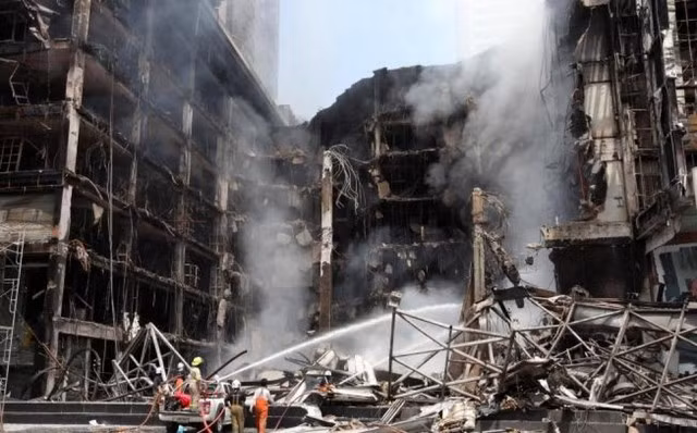 Trước đó, trung tâm thương mại Central World cũng từng bị những người biểu tình Áo Đỏ phóng hỏa thiêu rụi năm 2010.