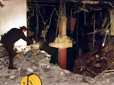 Trung tâm Thương mại Thế giới từng bị đánh bom vào tháng 2/1993 nhưng rất may, nó vẫn đứng vững kiên cố. Ngày 26/2/1993, Trung tâm Thương mại Thế giới bị đánh bom khủng bố với một chiếc xe tải mang theo 680 kg chất nổ.