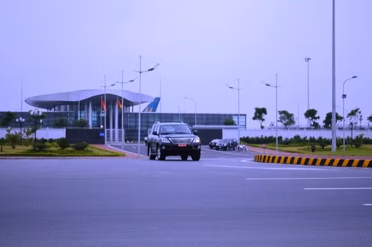 Đúng 7h sáng 25/7, có 3 xe ô tô gồm 1 xe 4 chỗ và 2 xe 7 chỗ mang biển quân đội chạy từ trong sân bay ra. Ảnh: NLĐ.