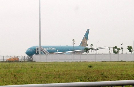 Hình ảnh chuyến bay của Vietnam Airlines (số hiệu VN-18) chở Bộ trưởng Phùng Quang Thanh cất cánh từ Sân bay Charles de Gaulle (Pháp) vừa đáp xuống Sân bay Nội Bài (Hà Nội) sáng nay. Ảnh: VNA.