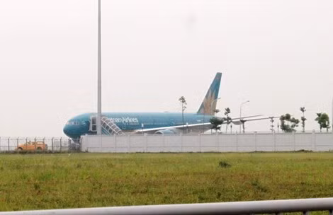 Hình ảnh chuyến bay của Vietnam Airlines (số hiệu VN-18) chở Bộ trưởng Phùng Quang Thanh cất cánh từ Sân bay Charles de Gaulle (Pháp) vừa đáp xuống Sân bay Nội Bài (Hà Nội) sáng nay. Ảnh: VNA.
