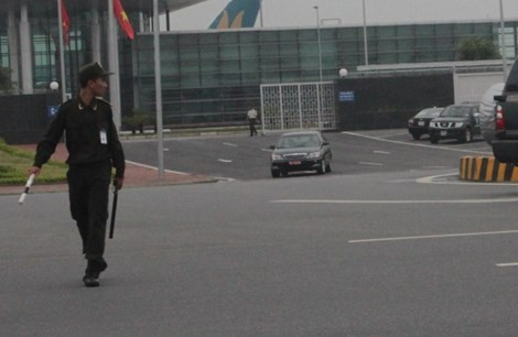 Lực lượng an ninh sân bay dẹp đường cho xe Đại tướng Phùng Quang Thanh chạy qua. Ảnh: Pháp luật TP HCM.