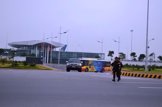 Ở cổng C5, lực lượng bảo vệ sân bay đứng rất đông để giữ an ninh. Ngay sau khi rời khỏi nhà ga T1, 3 xe quân đội đã đi với tốc độ rất nhanh và hướng theo cầu Nhật Tân để về trung tâm Hà Nội. Ảnh: NLĐ.