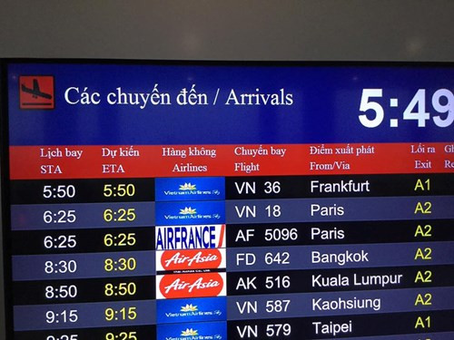 Bảng thông báo chuyến bay số hiệu VN-18 từ Paris đã hạ cánh ở nhà ga T2. Ảnh: VTC.