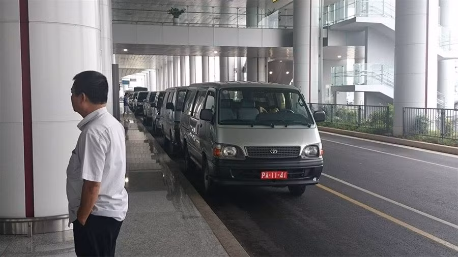 Vào lúc 6h30, có rất nhiều ô tô biển quân sự đã túc trực ở cửa nhà ga T2 sân bay Nội Bài. Ảnh: VTC.