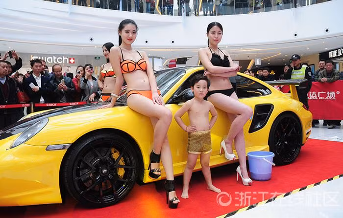 Tan mat chieu cau khach phan cam cua cua hang TQ-Hinh-6