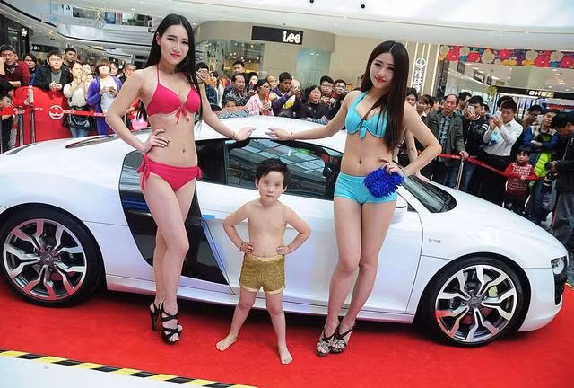 Tan mat chieu cau khach phan cam cua cua hang TQ