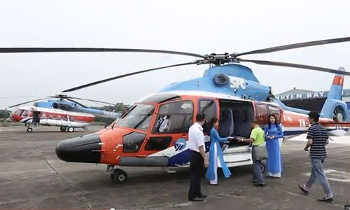 Ngày càng nhiều du khách trong và ngoài nước thích thú với dịch vụ đi du lịch bằng trực thăng.